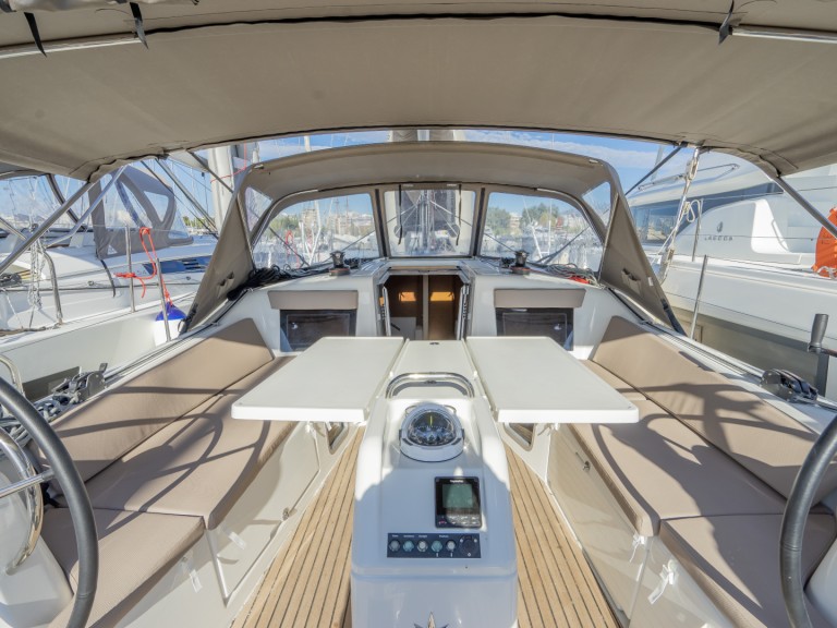 Ein Jeanneau Sun Odyssey 410 mieten in Néa Péramos