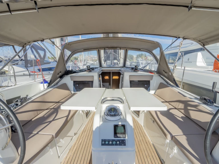 Ein Jeanneau Sun Odyssey 410 mieten in Néa Péramos