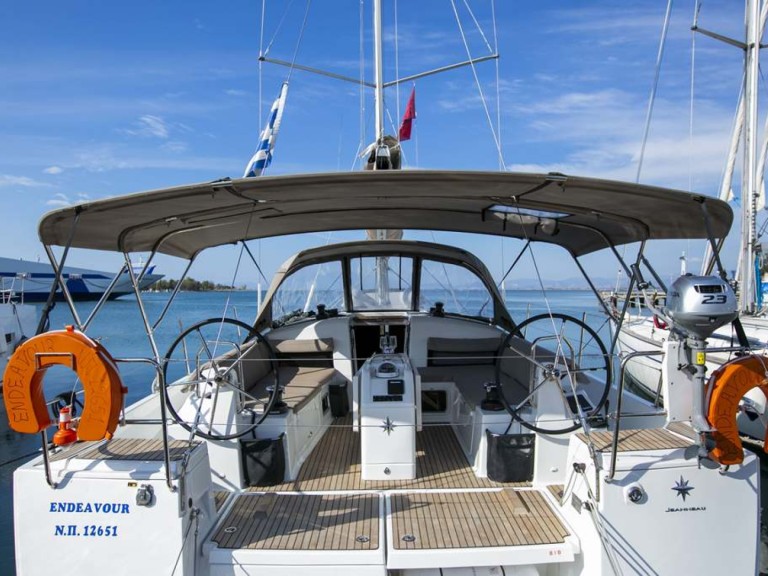 Ein Jeanneau Sun Odyssey 440 mieten in Neo Klima