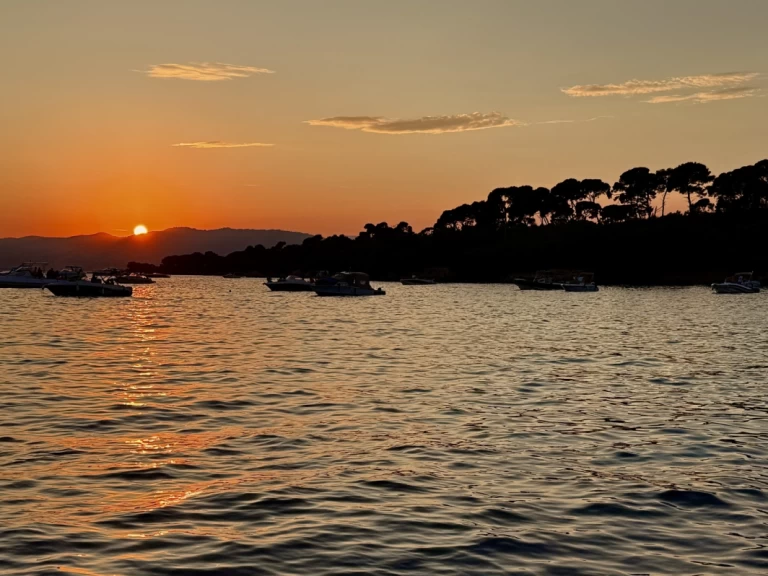 YachtCharter in Antibes - Jeanneau CAP CAMARAT auf SamBoat