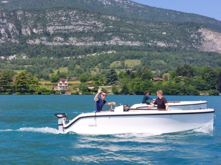 Motorboot mit oder ohne Skipper Jeanneau mieten in Évian-les-Bains