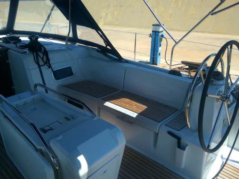 Ein Jeanneau Sun Odyssey 519 mieten in Álimos