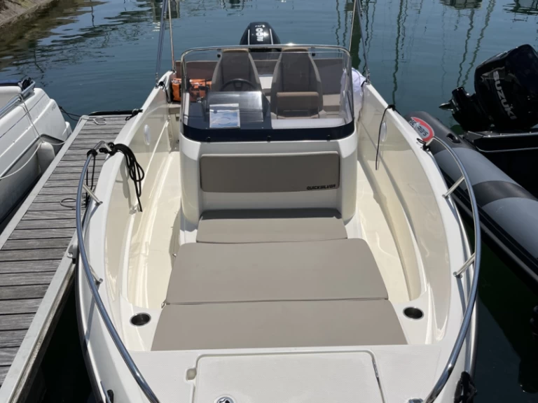 Motorboot mit oder ohne Skipper Quicksilver mieten in Arzon