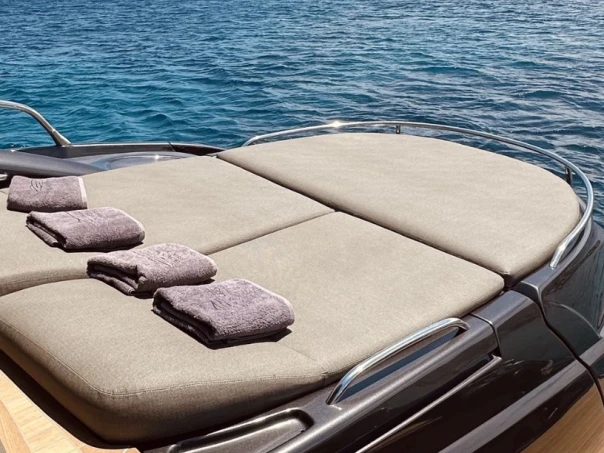 Ein Cranchi Mediterranee 50 mieten in Mykonos (City)