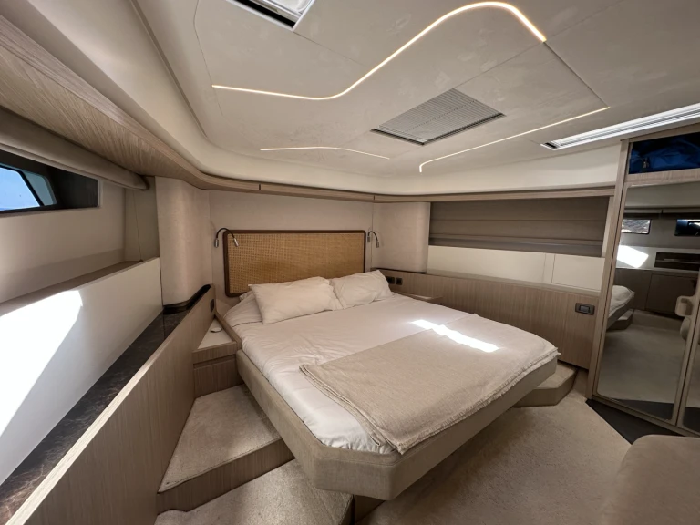 Ein Prestige Yachts F49 mieten in Santa Eulària des Riu