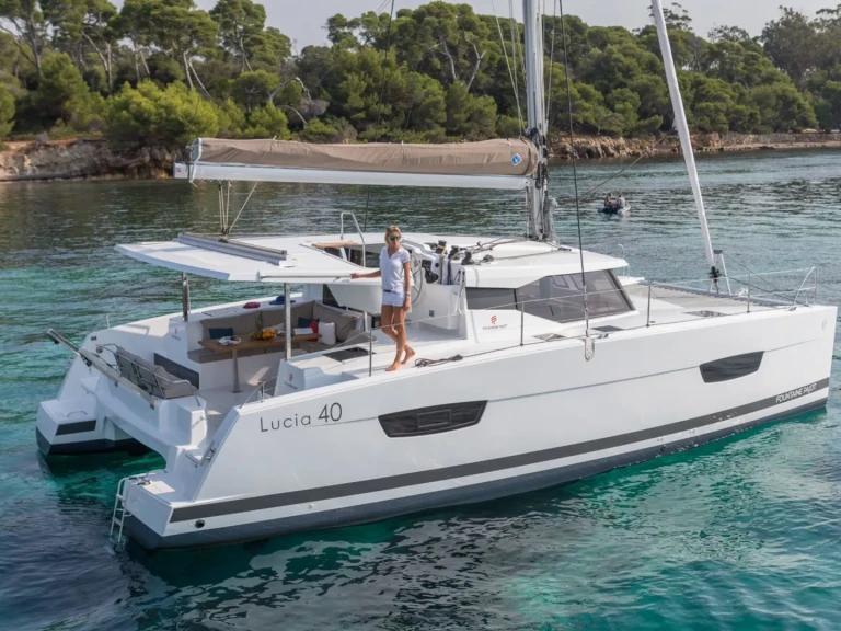 Ein Fountaine Pajot Lucia 40 (3cab) mieten in Cogolin