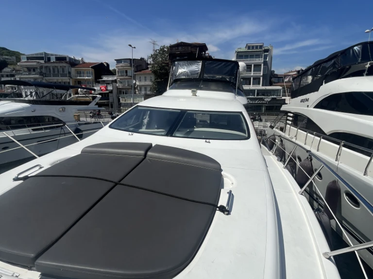 Ein Azimut Absolute 43 Fly mieten in Beşiktaş