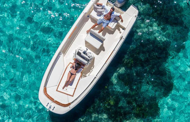 Vermietung Motorboot Invictus  mit Führerschein