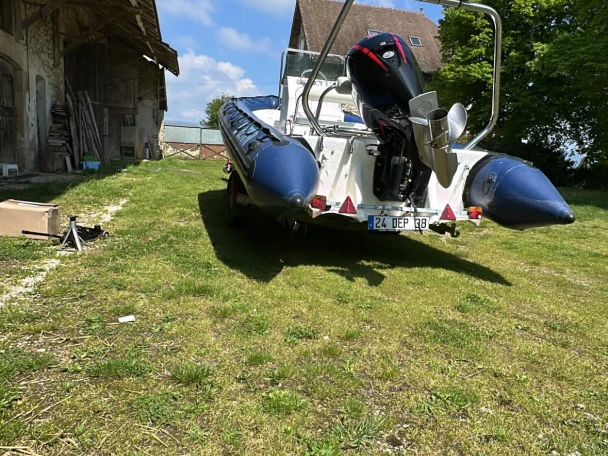 Schlauchboot mit oder ohne Skipper Zeppelin mieten in Aix-les-Bains