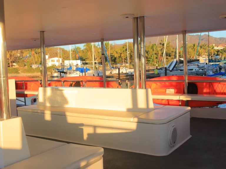 Custom Made Mega Catamaran 100-30 FT mieten Puerto Vallarta