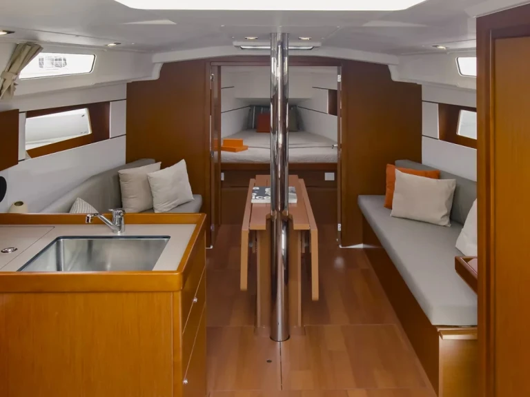 Ein Bénéteau Oceanis 35.1 mieten in Cagliari