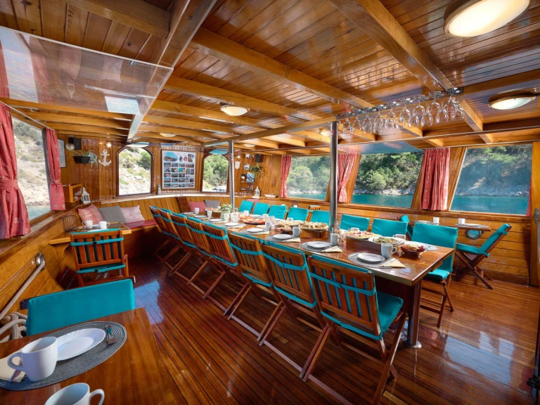 Vermietung Yacht Custom mit Führerschein