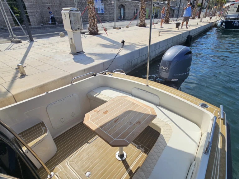 Motorboot mit oder ohne Skipper NAVAL mieten in Dubrovnik