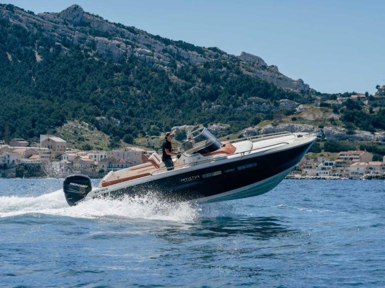 Vermietung Motorboot Invictus  mit Führerschein
