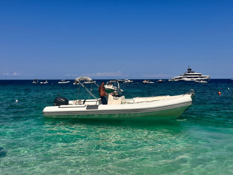 Ein Joker Boat Clubman 24 mieten in Arbatax Port