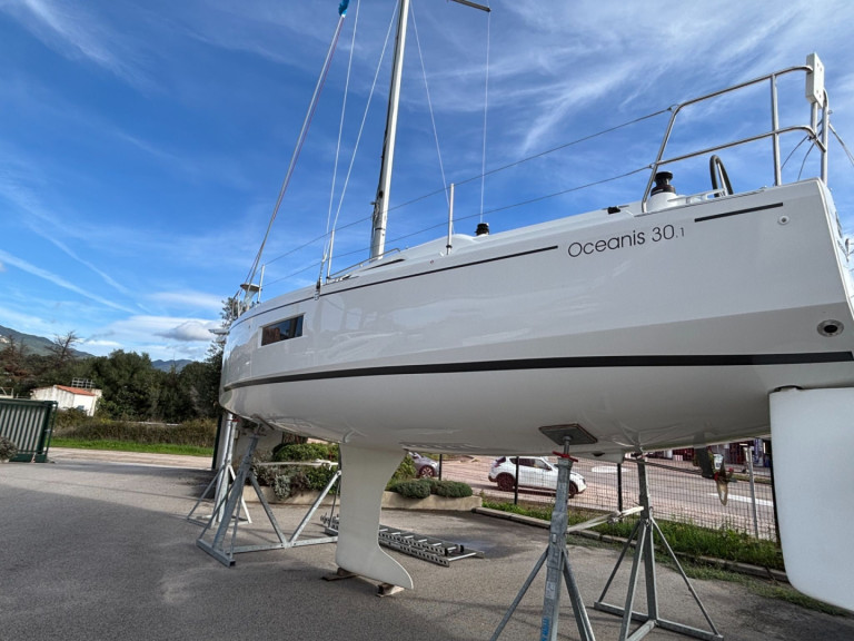 Ein Bénéteau Oceanis 30.1 mieten in Ajaccio