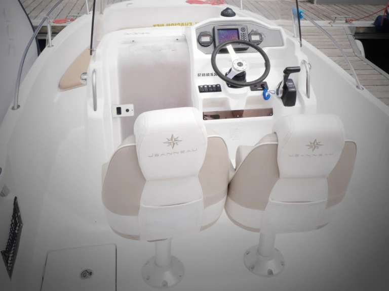 YachtCharter in La Baule-Escoublac - Jeanneau Cap Camarat 6.5 CC Serie 2 auf SamBoat