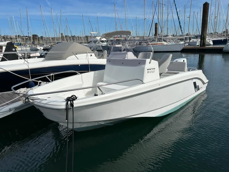 Motorboot mit oder ohne Skipper Bénéteau mieten in Brest