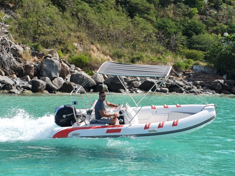 Motorboot mit oder ohne Skipper Semi-Rigide mieten in Marigot