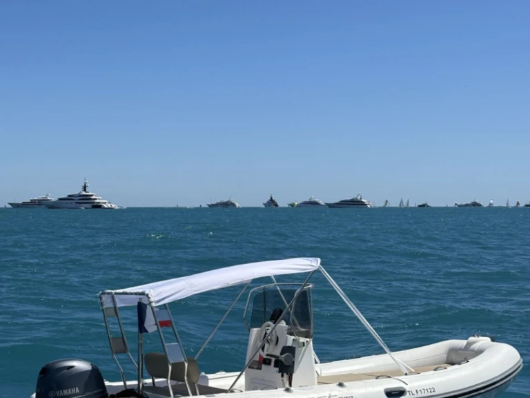 Schlauchboot mieten in Antibes zum besten Preis