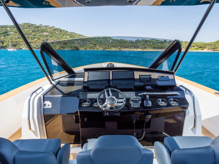 Ein Pardo Yachts Pardo 43 mieten in Port Grimaud