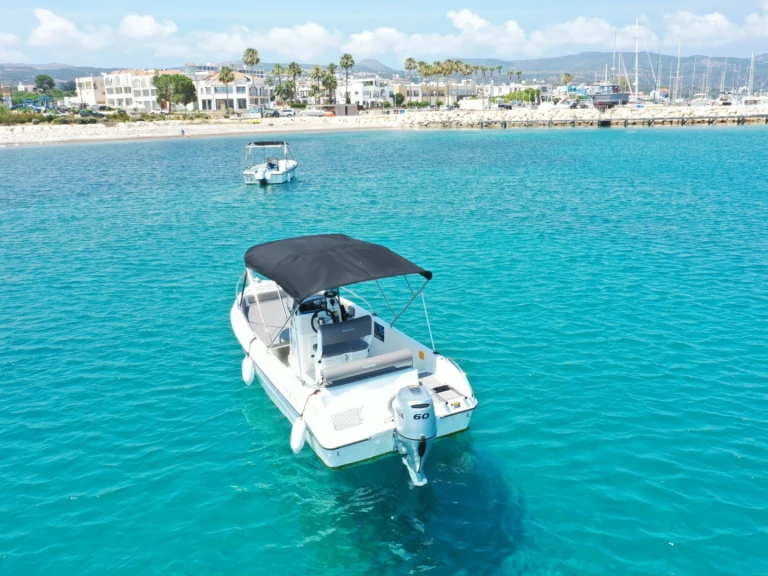 Motorboot mit oder ohne Skipper Karel mieten in Latchi
