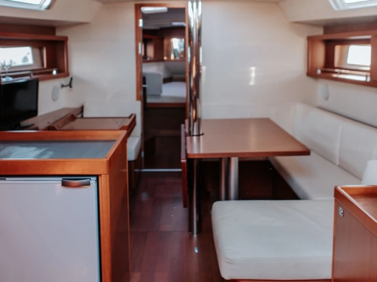 Ein Bénéteau Oceanis 41 mieten in Ajaccio