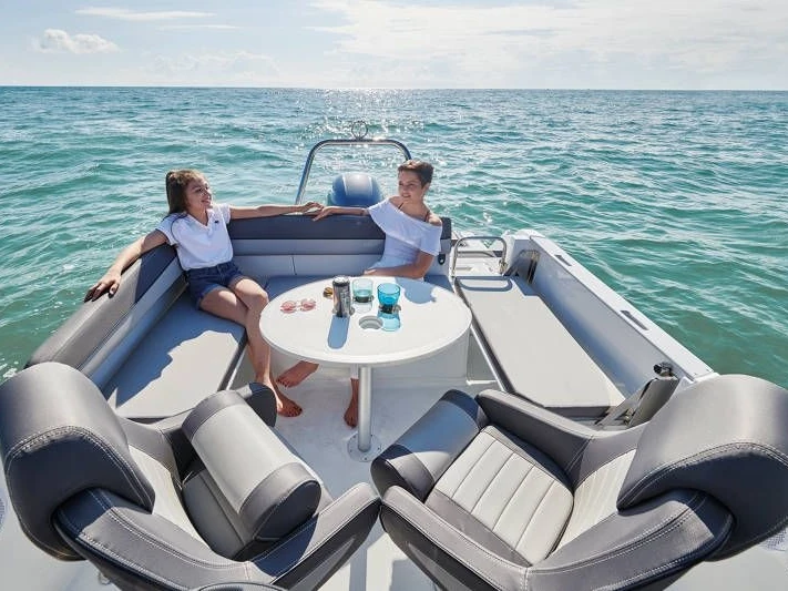 YachtCharter in La Forêt-Fouesnant - Jeanneau Cap Camarat 6.5 CC Serie 3 auf SamBoat