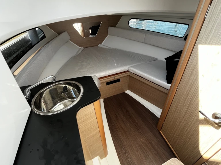 YachtCharter in La Forêt-Fouesnant - Jeanneau Cap Camarat 7.5 WA Serie 2 auf SamBoat