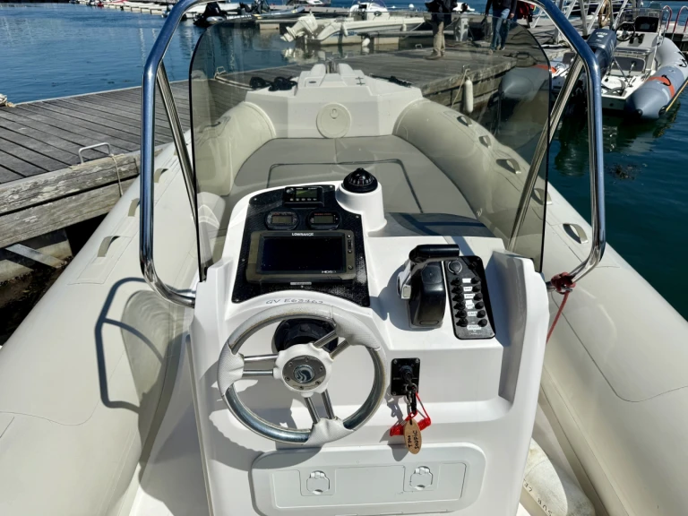 Boot mieten Combrit günstig Tempest 700 Sun