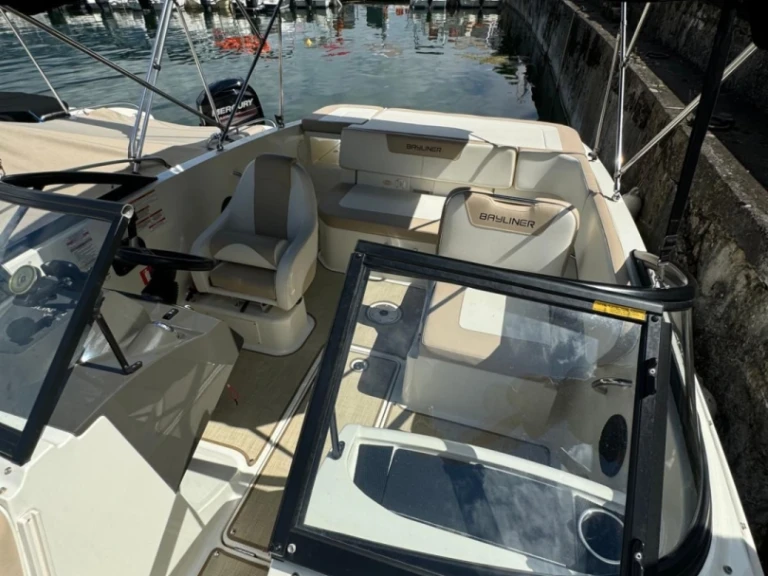 Ein Bayliner BAYLINER VR5 mieten in Le Bourget-du-Lac