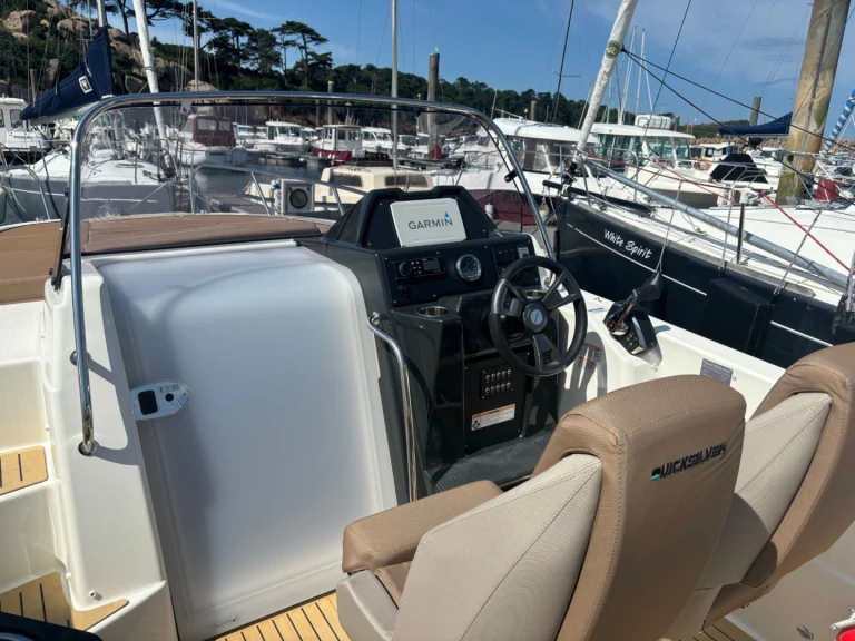 Boot mieten Trébeurden günstig QUICKSILVER 755 ACTIV SUNDECK