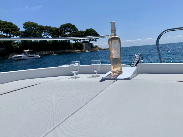 Motorboot mit oder ohne Skipper Jeanneau mieten in Antibes