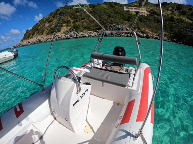 Motorboot mit oder ohne Skipper Semi-Rigide mieten in Marigot