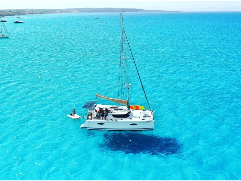 Ein Fountaine Pajot Helia 44 mieten in Sant Antoni de Portmany