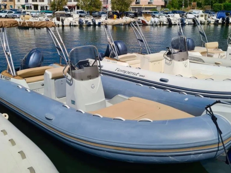 Ein Capelli Tempest 650 mieten in Saint-Florent