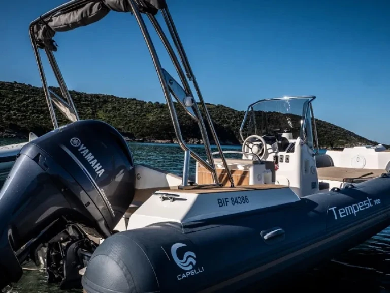 Ein Capelli Tempest 700 Sun mieten in Propriano