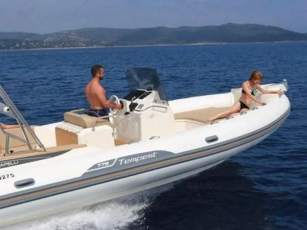 Vermietung Schlauchboot Capelli mit Führerschein