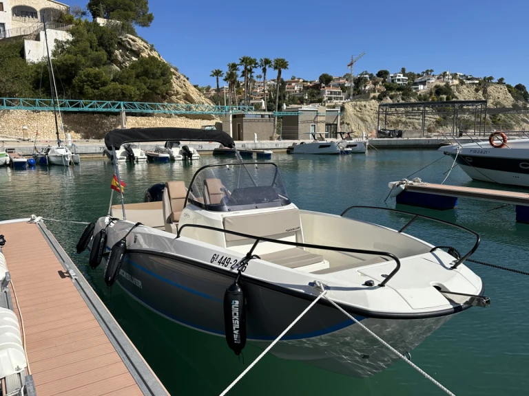 Ein Quicksilver Activ 605 Open mieten in Calp / Calpe