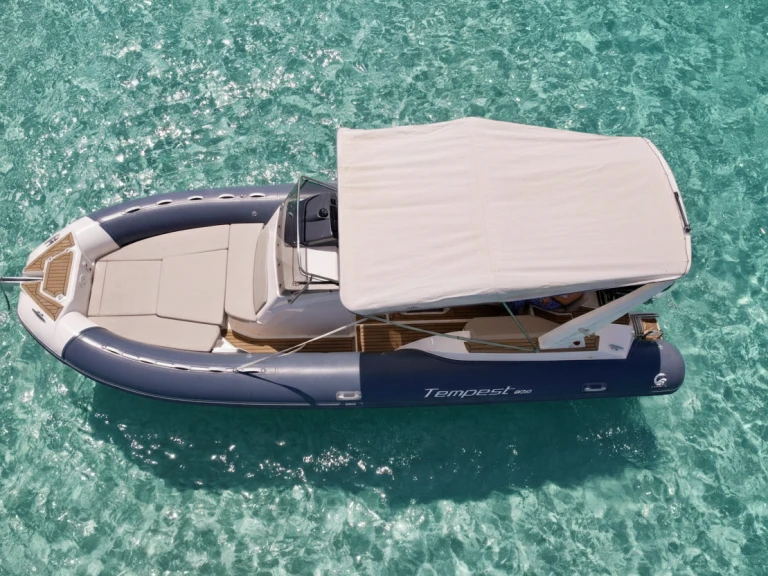 Ein Capelli Tempest 800 mieten in Marina Botafoch