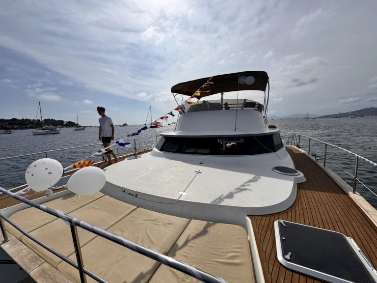Ein Fountaine Pajot Cumberland 44 mieten in Hafen von Nizza