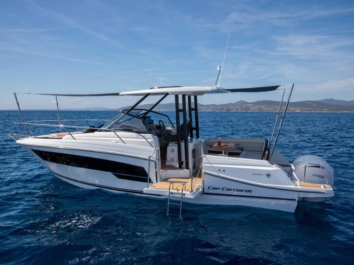 YachtCharter in Port de Hyères (St Pierre) - Jeanneau Cap Camarat 9.0 WA auf SamBoat