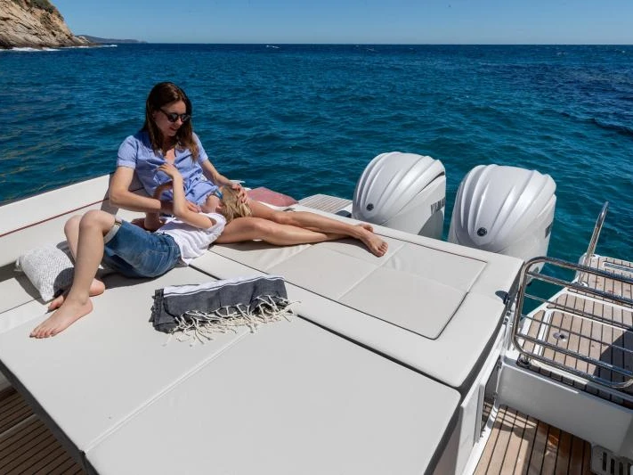 Ein Jeanneau Cap Camarat 9.0 WA mieten in Port de Hyères (St Pierre)