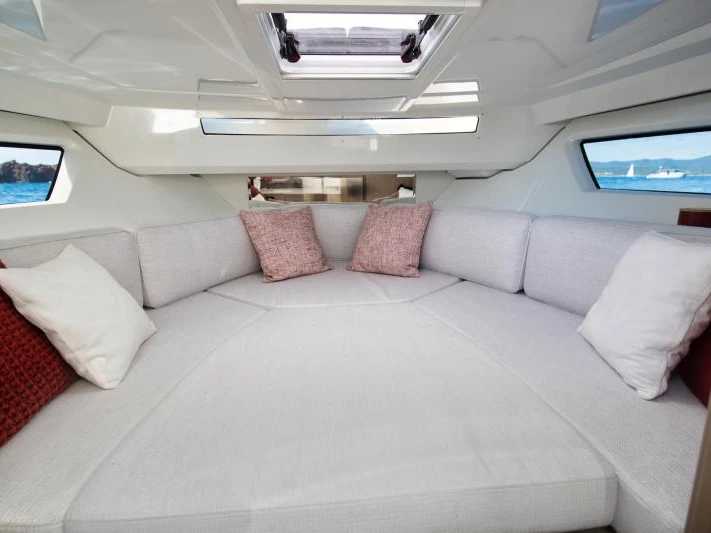 Motorboot mieten in Port de Hyères (St Pierre) - Jeanneau Cap Camarat 9.0 WA