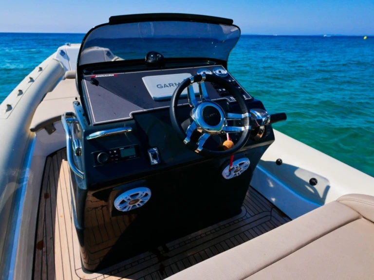 Lomac Adrenalina 7.5 mieten Hyères