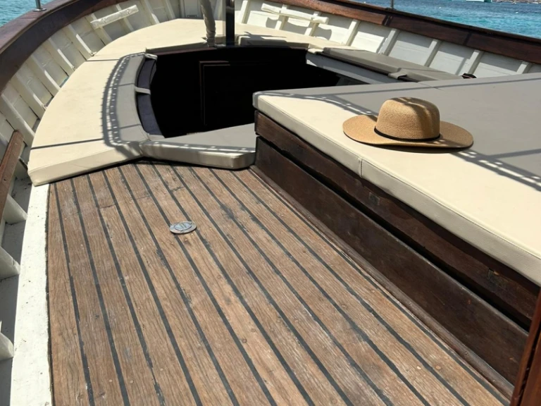 Ein Cantiere Demeglio Gozzo Storico mieten in La Maddalena