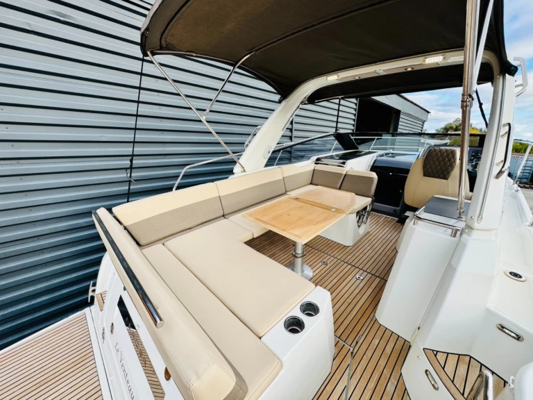 Ein Jeanneau Leader 30 mieten in Fréjus