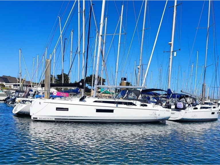 YachtCharter in Arzon - Bénéteau Oceanis 37.1 auf SamBoat