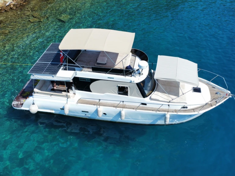 Motorboot mit oder ohne Skipper Custom Made mieten in Skopea Marina