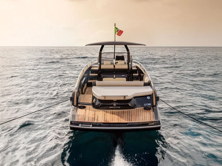 Motorboot mit oder ohne Skipper Invictus  mieten in Poltu Quatu